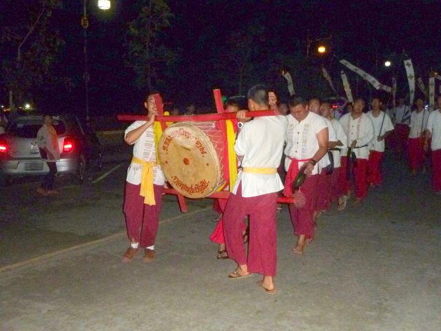 In Phayao erleben wir eine Parade zu Ehren der Wassergeister.